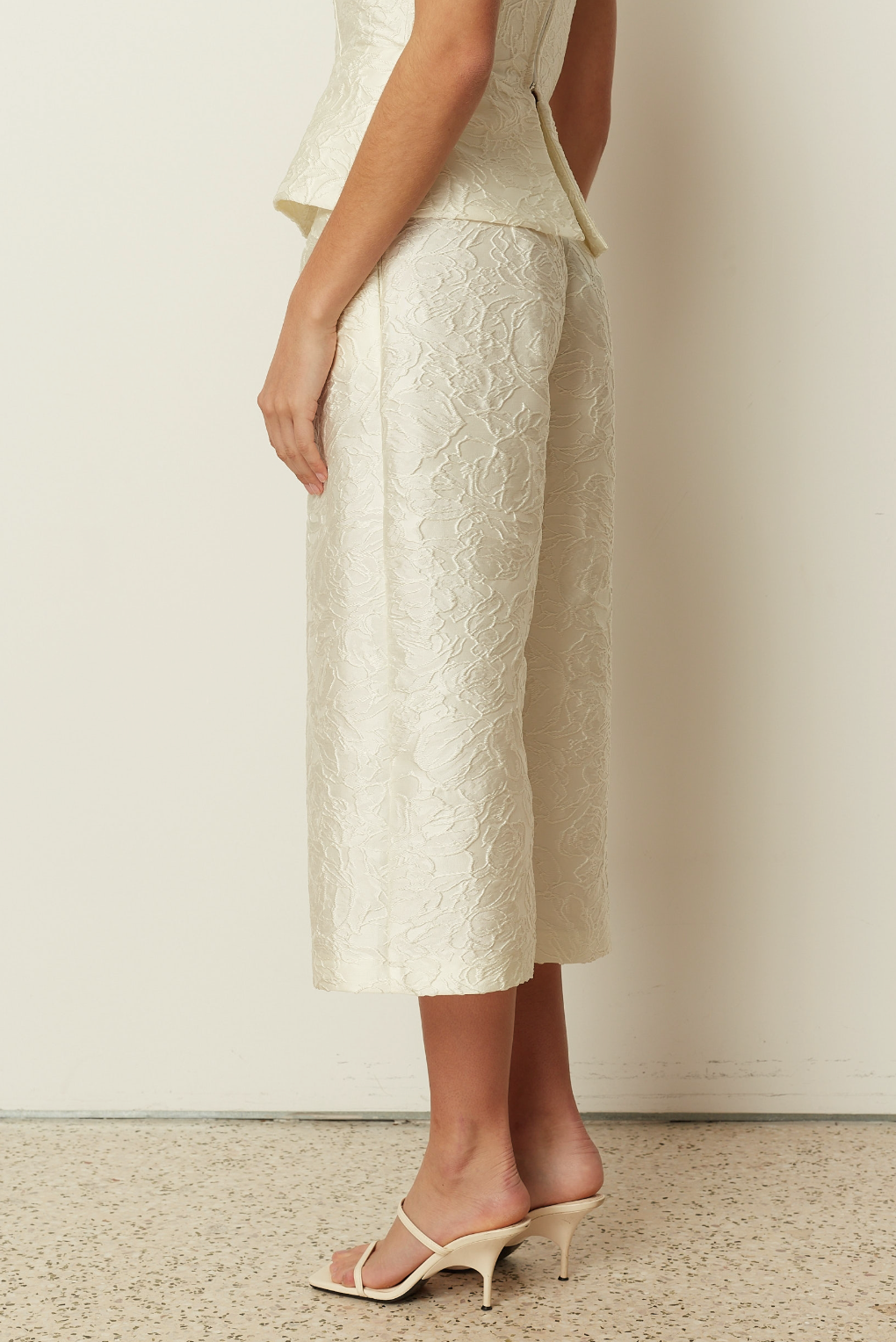 Textured Wide-leg Crop Pants