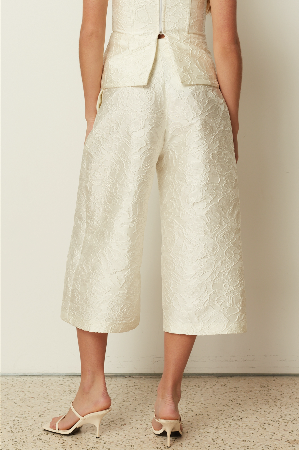 Textured Wide-leg Crop Pants