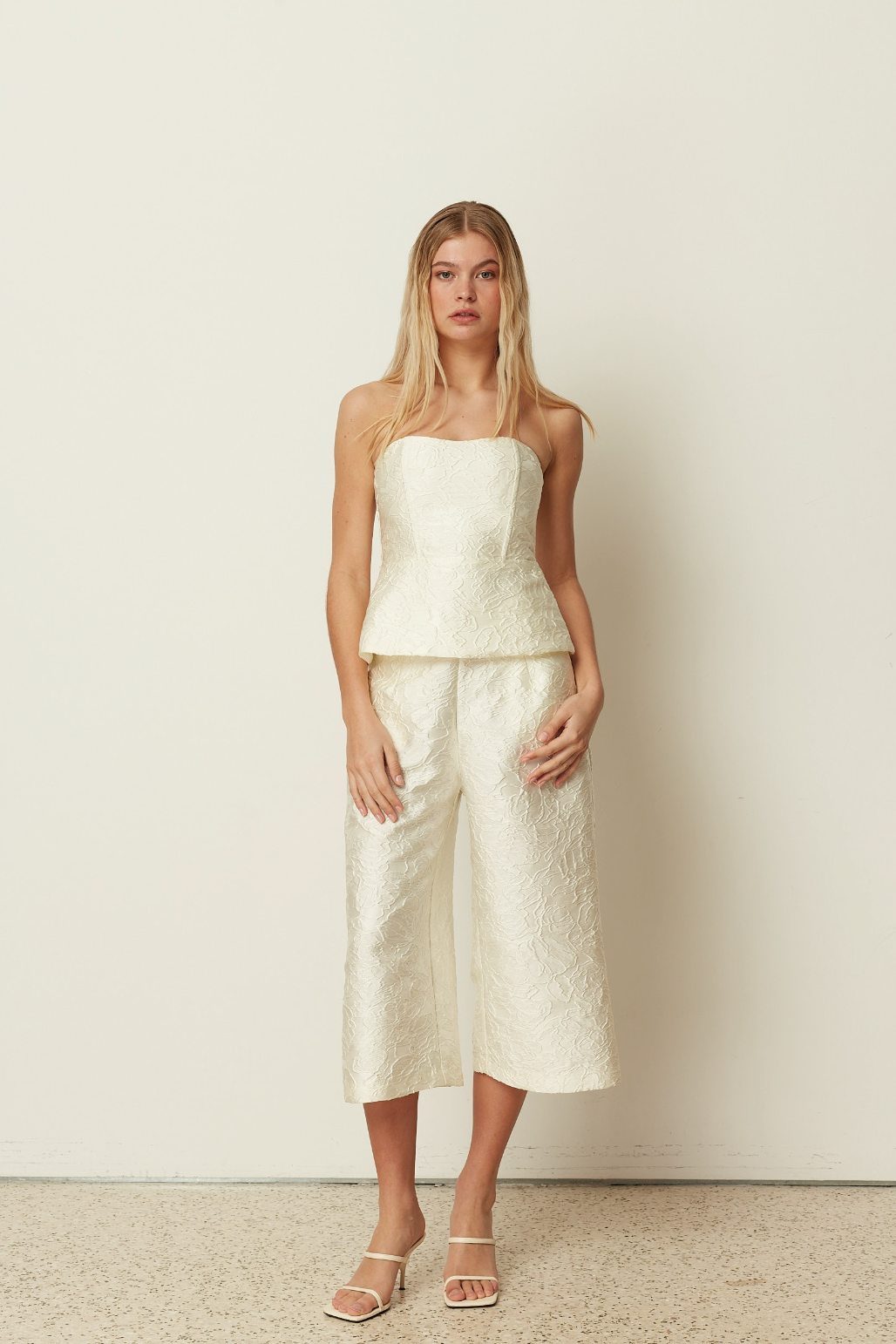 Textured Wide-leg Crop Pants