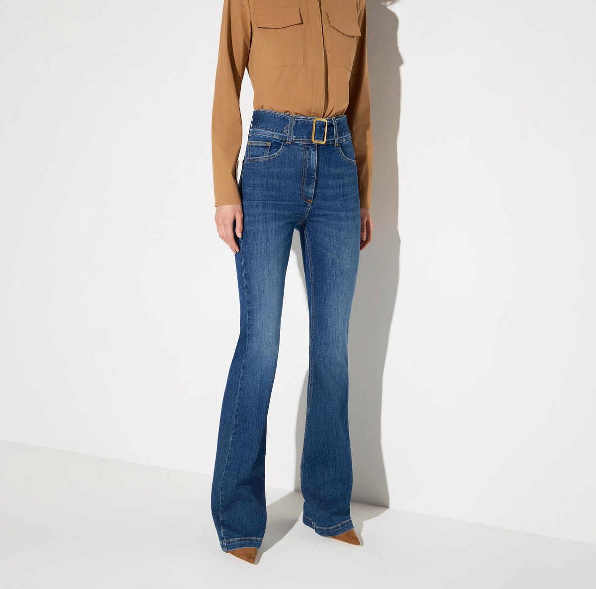 Boot-cut jeans with belt