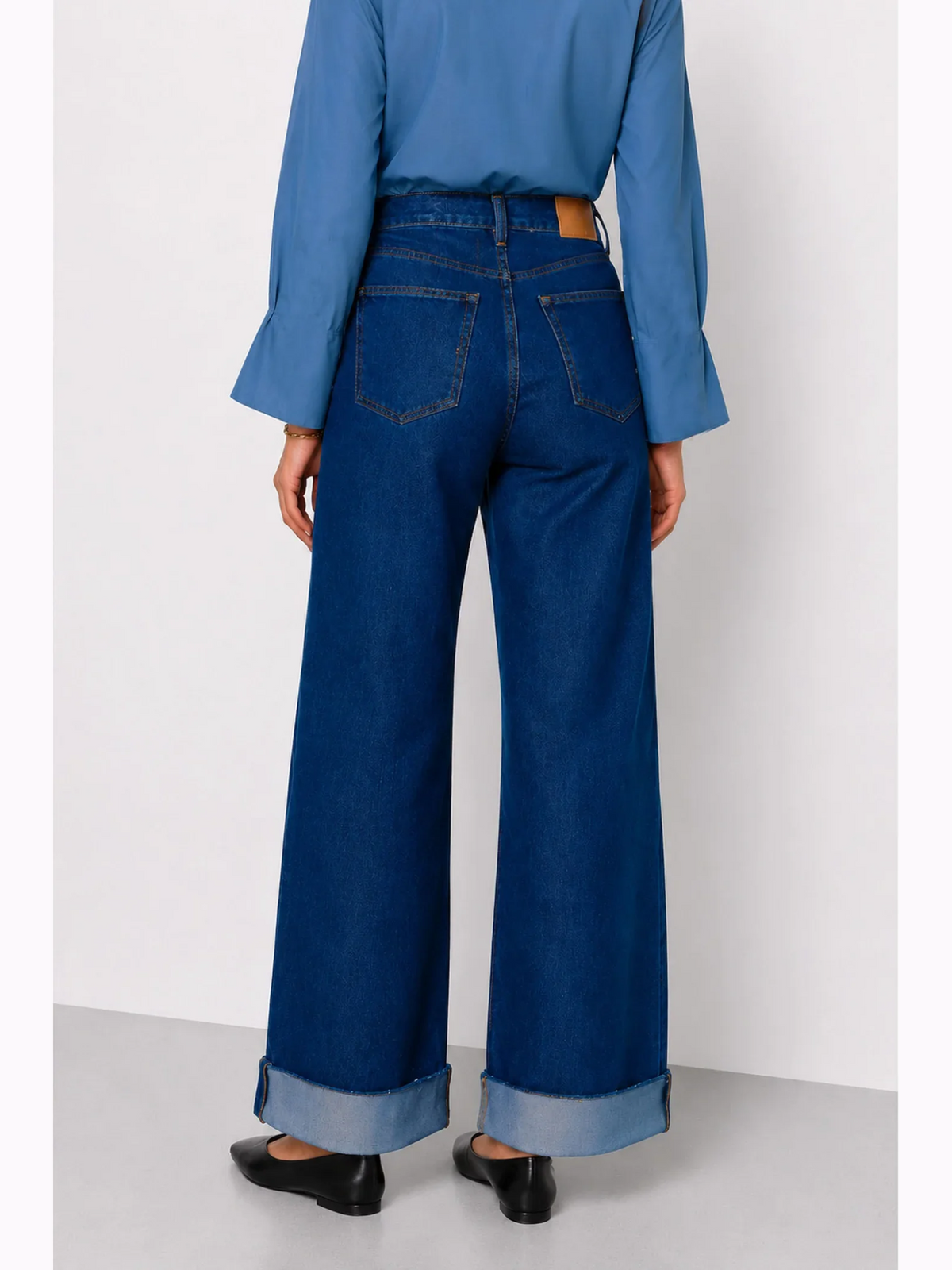Wide-leg cotton jeans with a high waist and turn-ups