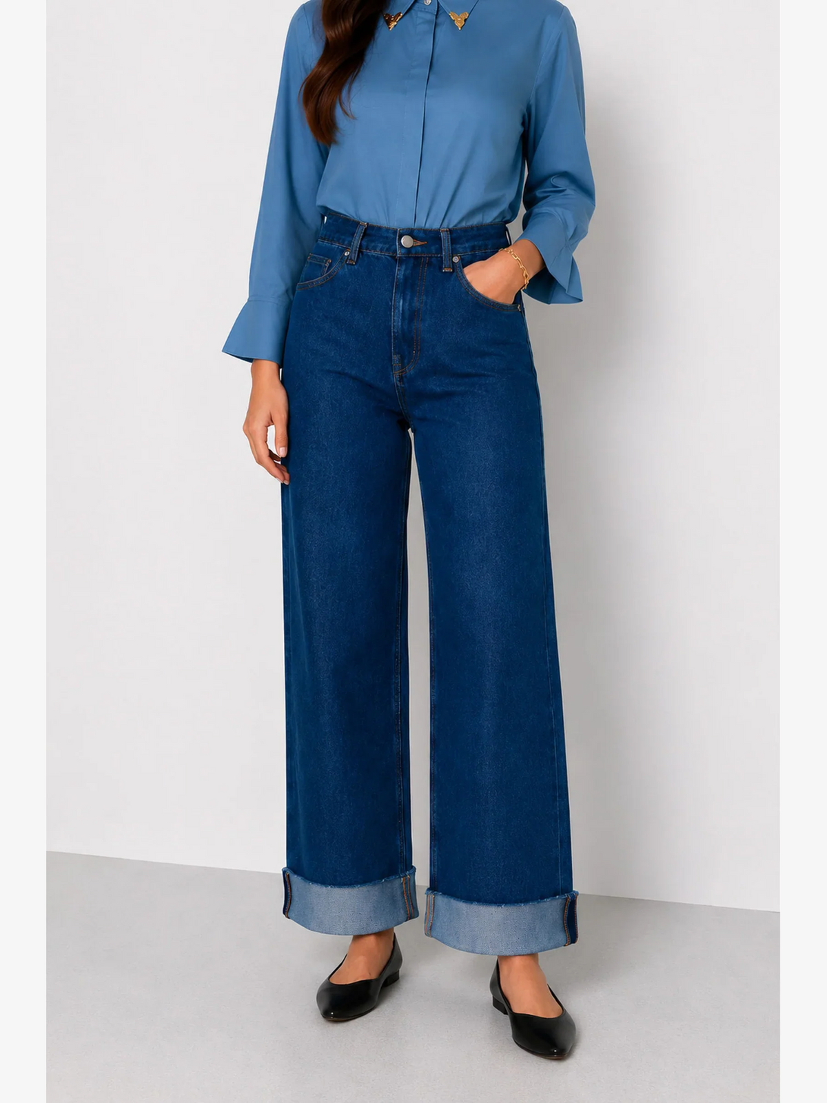 Wide-leg cotton jeans with a high waist and turn-ups