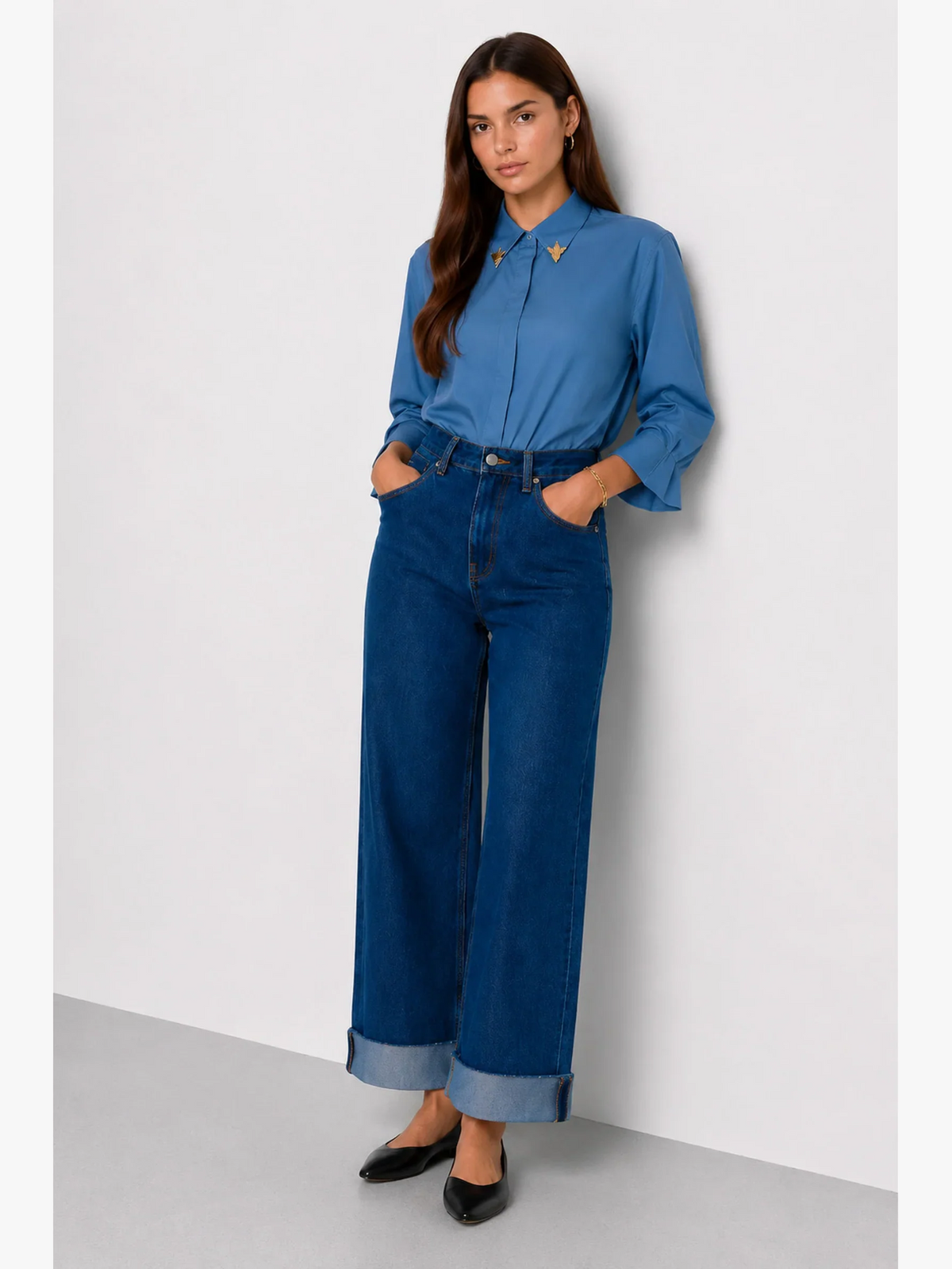 Wide-leg cotton jeans with a high waist and turn-ups